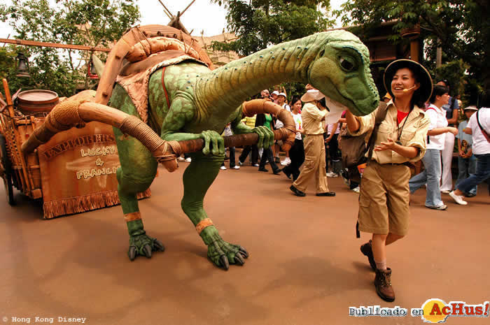 Imagen de Hong Kong Disneyland Resort  Lucky the Dinosaur